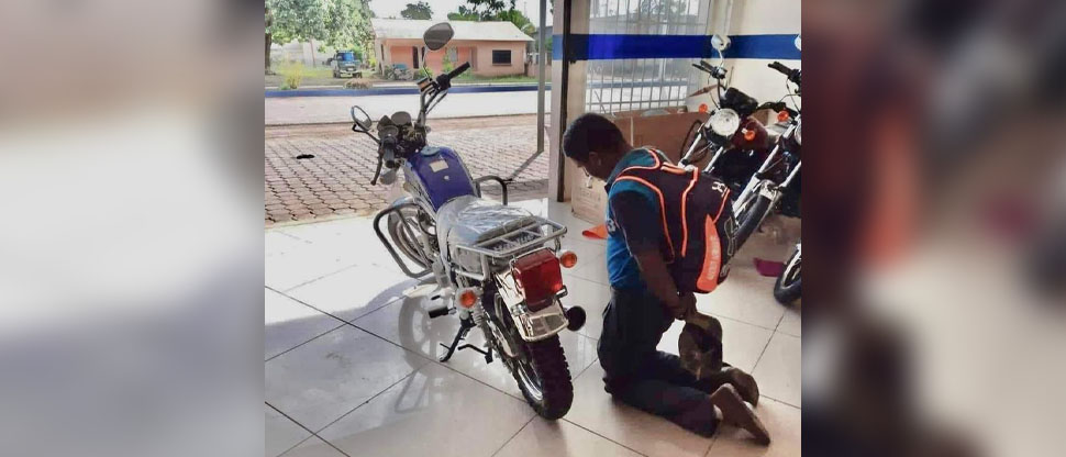 Joven dobla rodillas y agradece a Dios tras comprar una motocicleta 