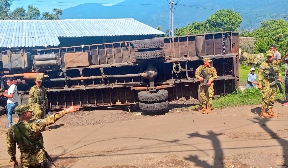 Reportan rastra volcada en carretera al Lago de Coatepeque