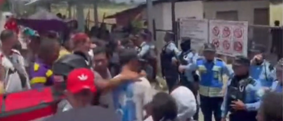 Familiares de presos se amontonan afuera de penal en llamas pidiendo información en Honduras