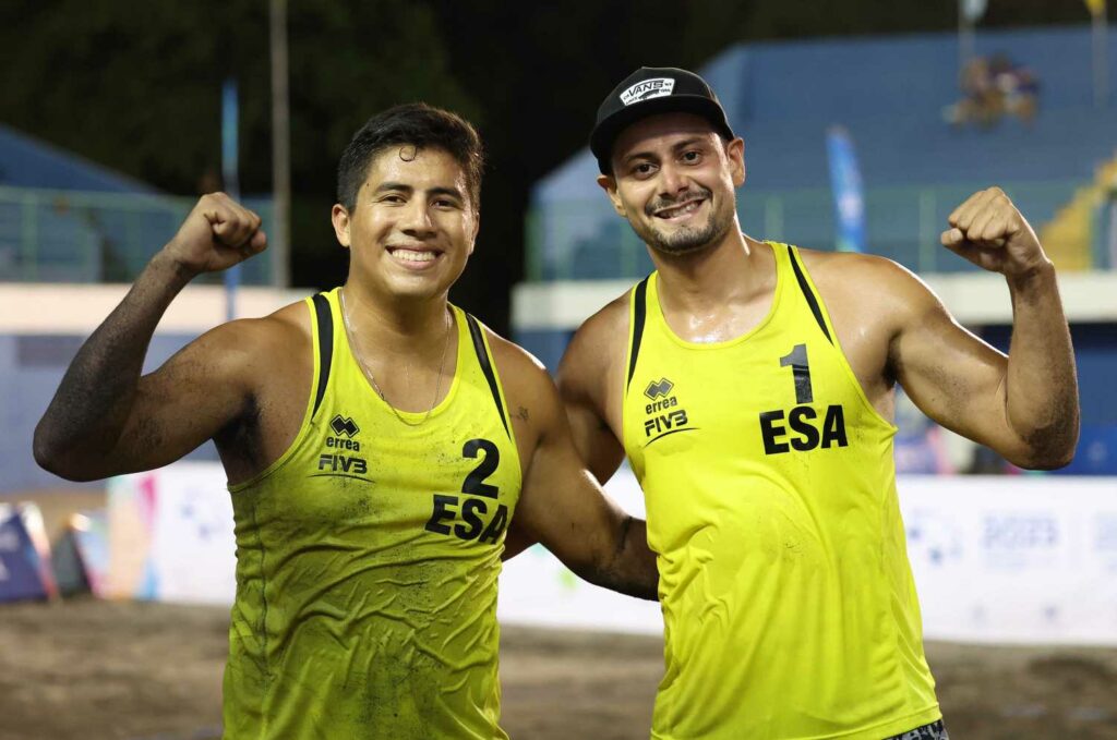 Salvadoreños ganan plata en el Centroamericano Mayor de Voleibol Playa