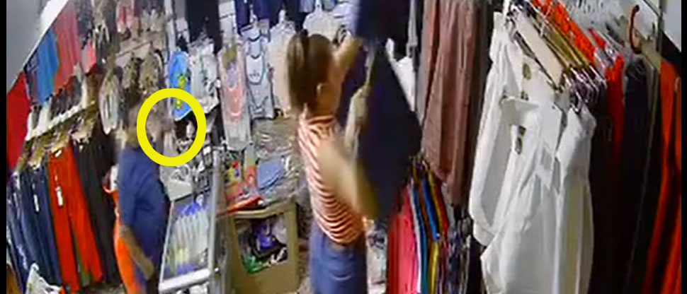 Captan a hombre que aprovecha descuido para robar un celular en bazar de Santa Ana