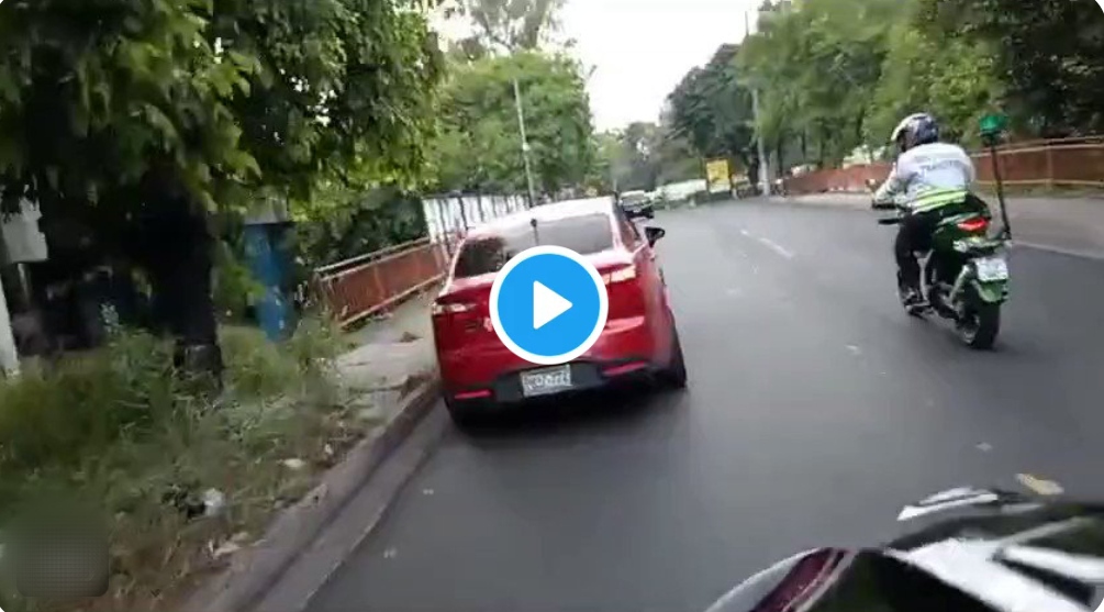 Gestores de tránsito imponen multa a conductor mientras circulaba usando el celular (VIDEO)
