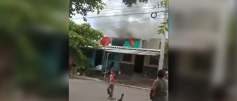 Fuerte incendio reduce a cenizas vivienda en San Miguel