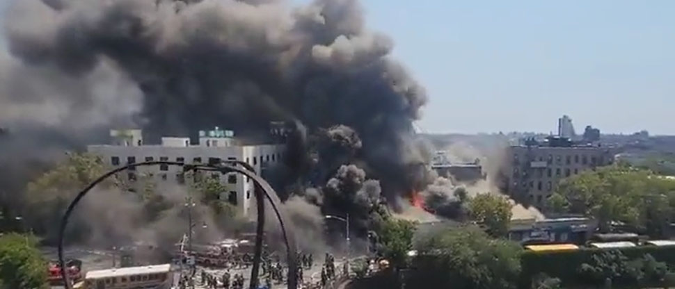 “Incendio masivo” destruye varios negocios en Brooklyn, Nueva York