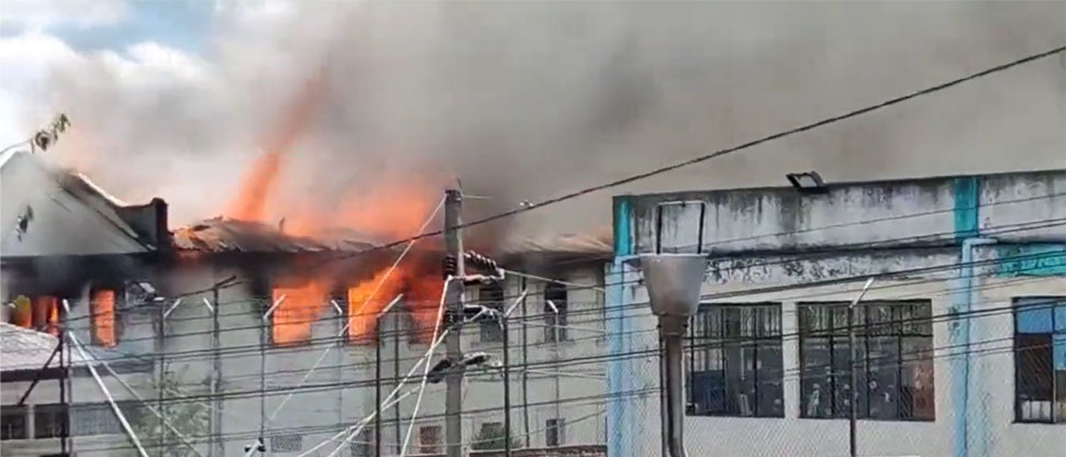 Internos de correccional de menores de edad de Ecuador le prenden fuego