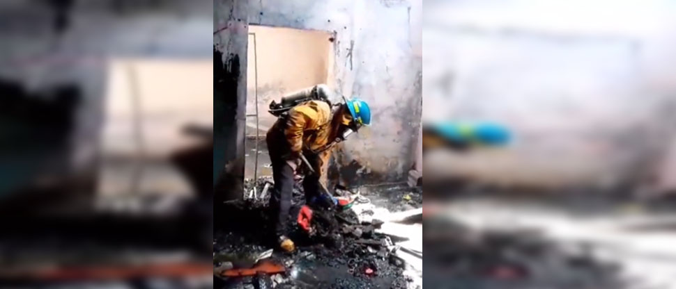 Bomberos sofocan incendio en una vivienda de Santa Ana