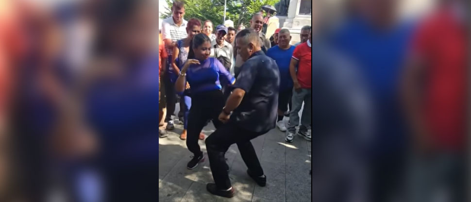Hondureño viaja a El Salvador para sacar los pasos prohibidos con la “Robotina” 