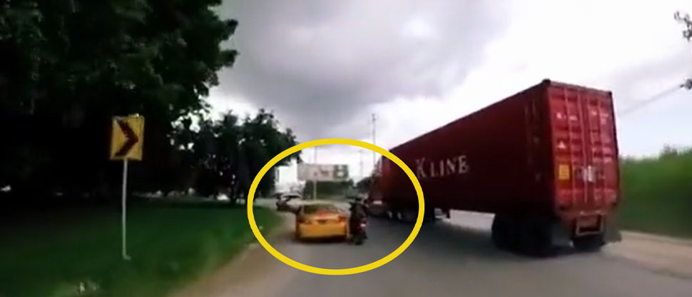 Motociclista se salva de quedar debajo de rastra luego que taxista le “echó el carro”