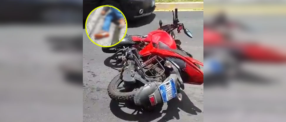 Motociclista queda tendido sobre el pavimento tras chocar contra un vehículo en San Salvador