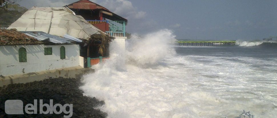 Continúa oleaje más alto y fuerte de lo normal por mar de fondo en costa salvadoreña