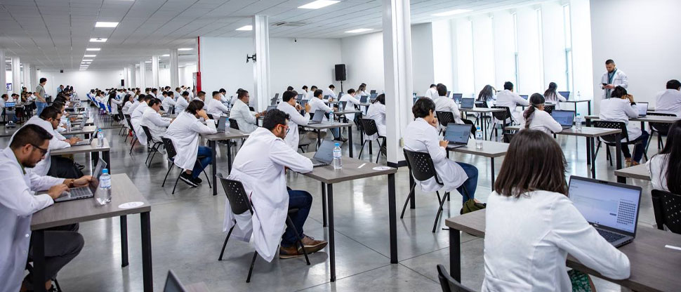 Médicos hondureños buscan residencia en El Salvador ante falta de oportunidades en su país