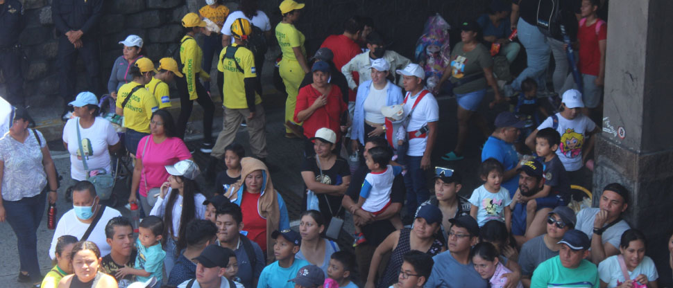Descuido de padres: Niña de 7 años cae de paso a desnivel tras intentar agarrar dulces