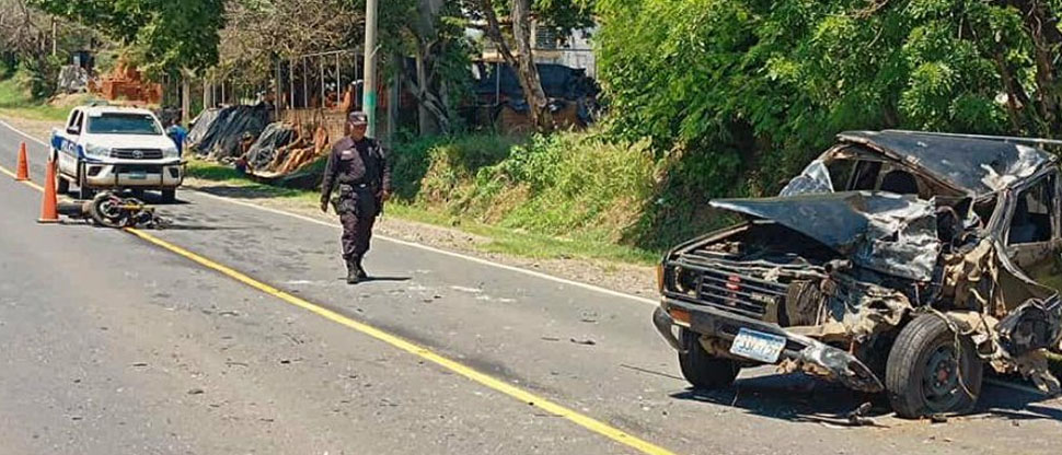 Cabina de pick up termina destrozada tras fuerte choque con motocicleta en San Miguel