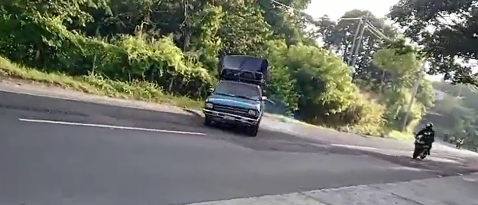 Este es el momento cuando pick up lanza por los aires a motociclista tras embestirlo