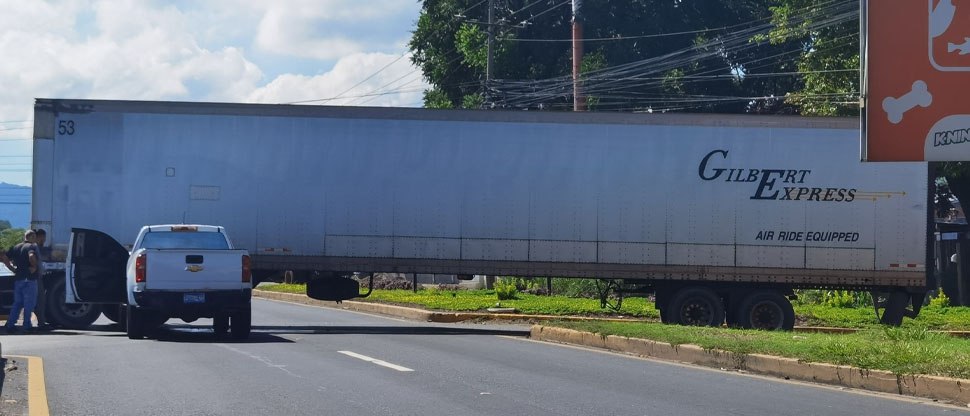 Pick up se estrella contra rastra que ingresaba a fábrica en Lourdes Colón