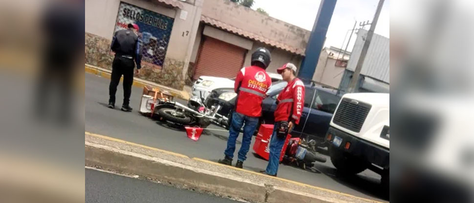 Repartidor de restaurante de hamburguesas resulta lesionado tras choque con camión