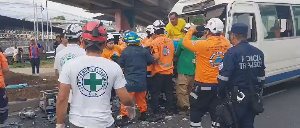 Así fue el rescate de pasajera atrapada en los hierros retorcidos de microbús tras grave choque