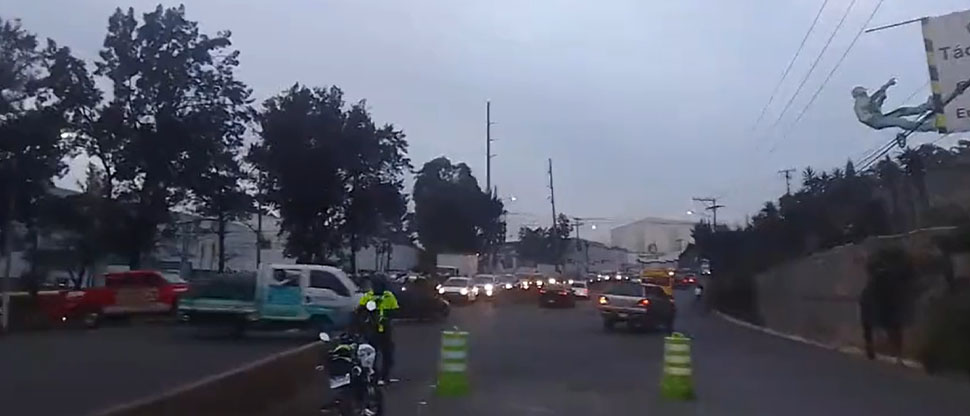 Vuelve a colapsar el tráfico en una de las carreteras que conectan a Guatemala con El Salvador