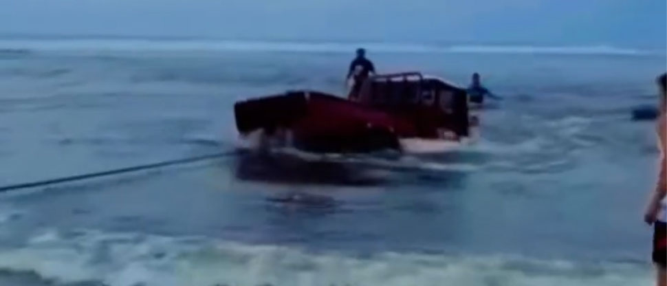 Sacan a pick up del mar tras quedar atorado en la playa de Garita Palmera 