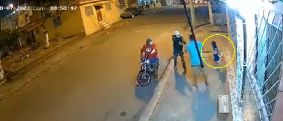 Noche violenta en Ecuador: ladrones le disparan a un hombre frente a su hija