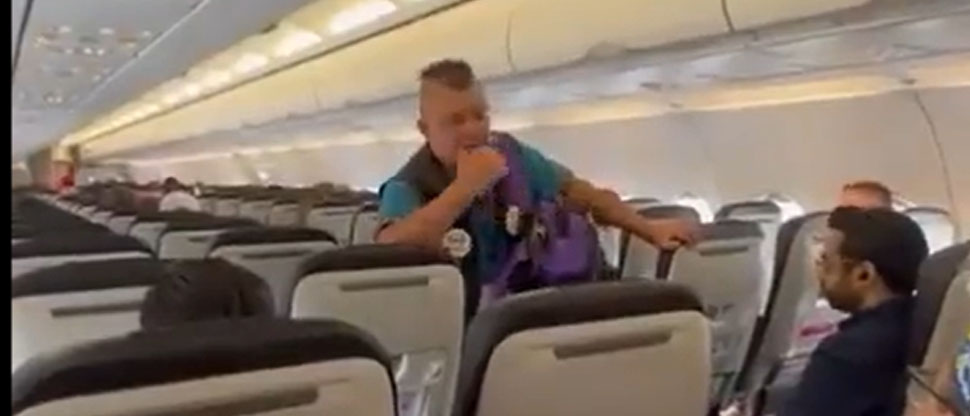 Viralizan video de emprendedor vendiendo “mariguanol” en pleno vuelo