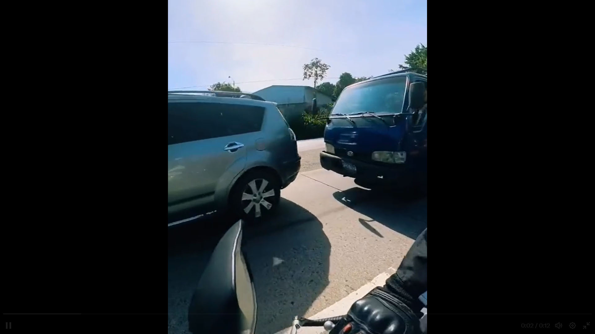 VIDEO: Conductor de camioneta no calcula y choca de reversa contra ...