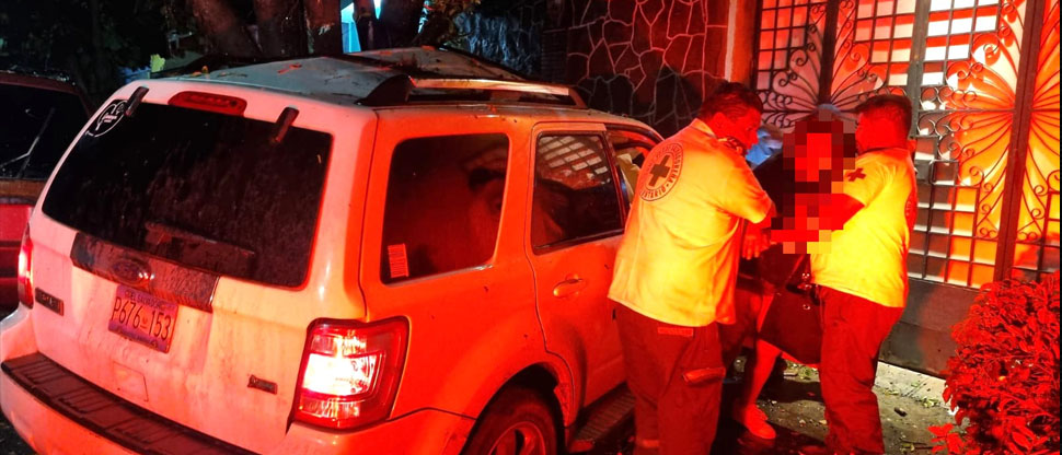Conductora pierde el control de su vehículo y se estrella contra un ...