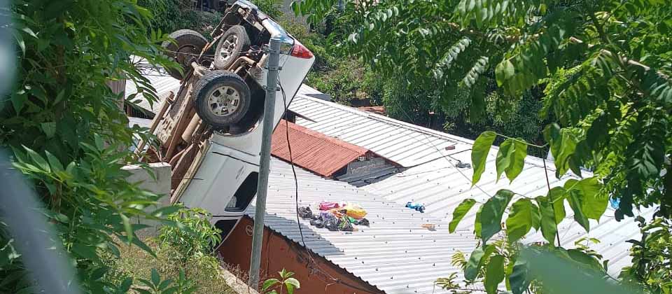 Conductor pierde el control y termina en el techo de una casa