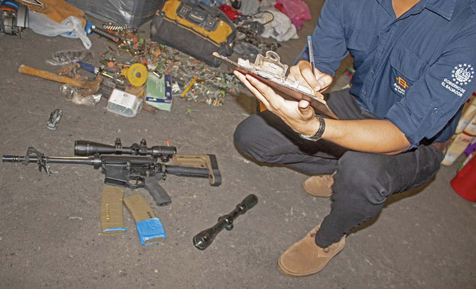 Aduanas de El Salvador descubre un rifle y municiones en una caja de encomienda