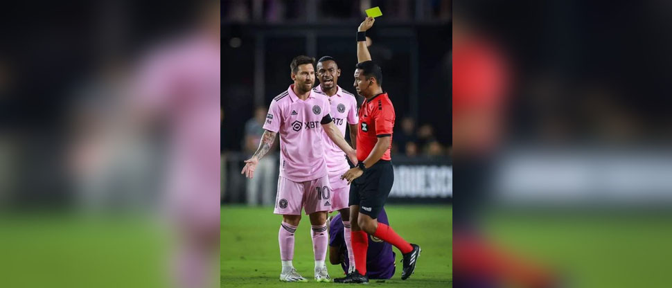 Árbitro salvadoreño impone respeto y le saca la primera tarjeta amarilla a Messi con el Miami