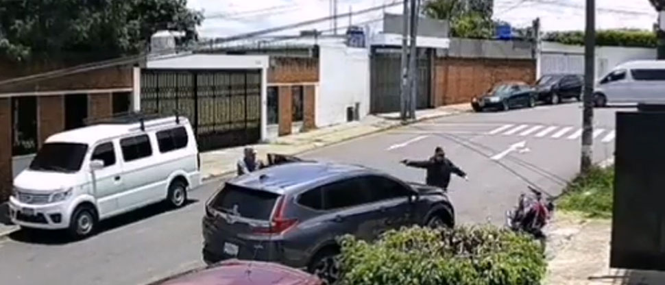 VIDEO: delincuentes armados roban vehículo a dos ciudadanos en Guatemala