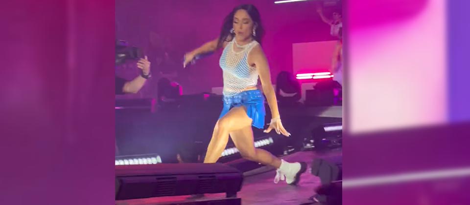 Becky G se resbala en pleno concierto