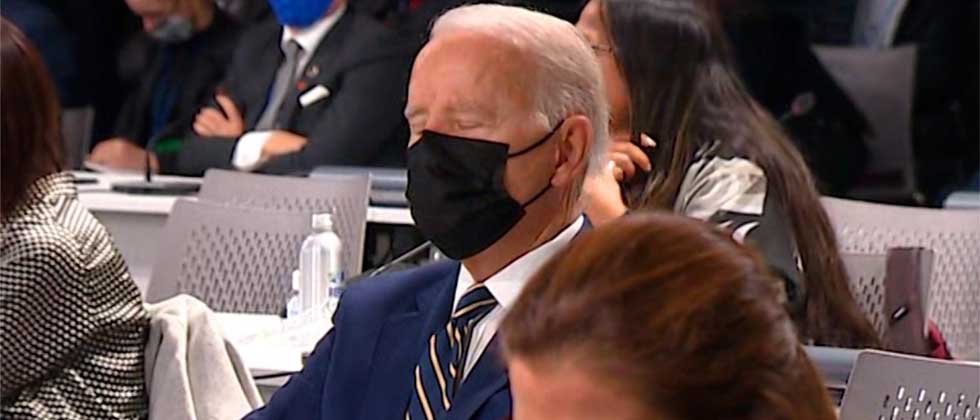 VIDEO: Joe Biden se queda dormido en reunión con las víctimas de los incendios de Hawái
