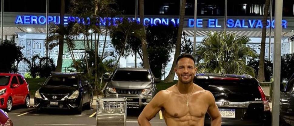 Billy Calderón se pone a hacer ejercicio en el aeropuerto Internacional de El Salvador mientras esperaba a su hija
