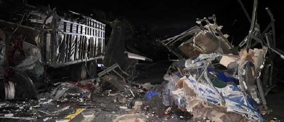 Al menos 15 muertos tras choque de un bus que transportaba migrantes en México