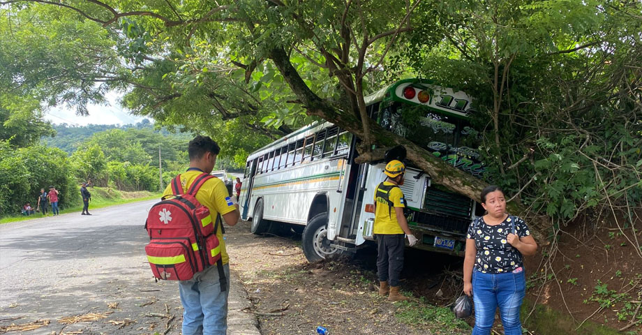 “Se le fueron los frenos”: Bus se estrella contra un árbol en carretera a Ilobasco