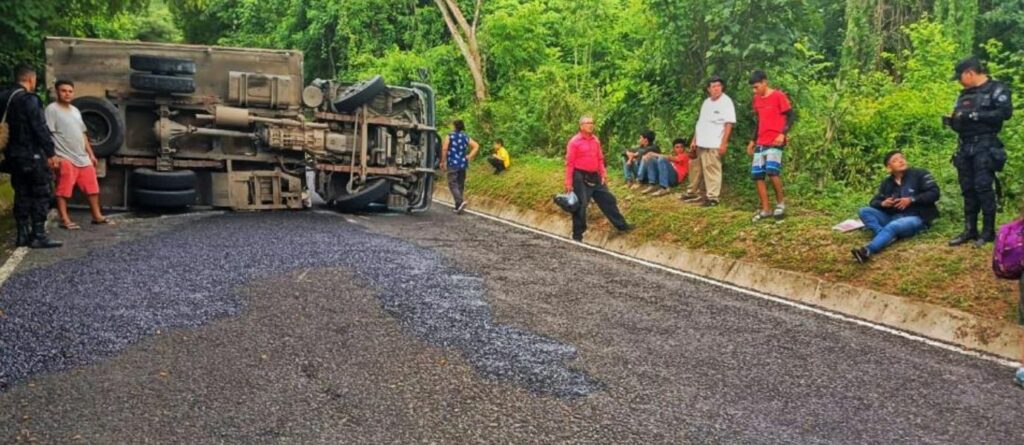 Conductor de camión pierde el control y vuelca en Suchitoto – El Blog