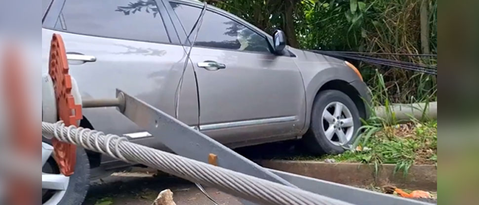 Conductor choca contra poste del tendido eléctrico y deja a dos personas lesionadas