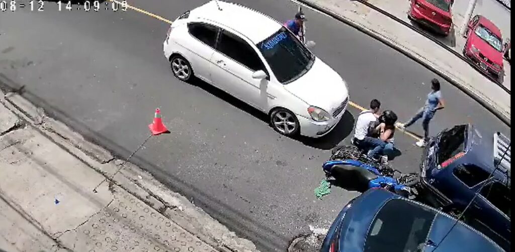Conductor “ebrio” embiste a pareja de motociclistas y huye del lugar