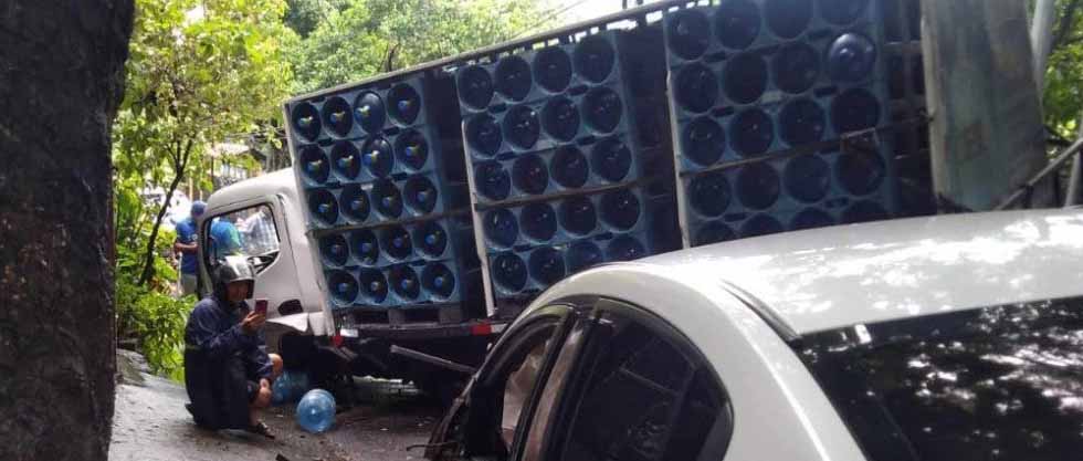 Reportan choque entre un conductor y un camión repartidor de agua