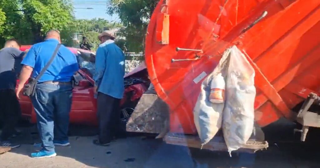 Carro particular colisiona en la parte trasera de camión recolector de basura