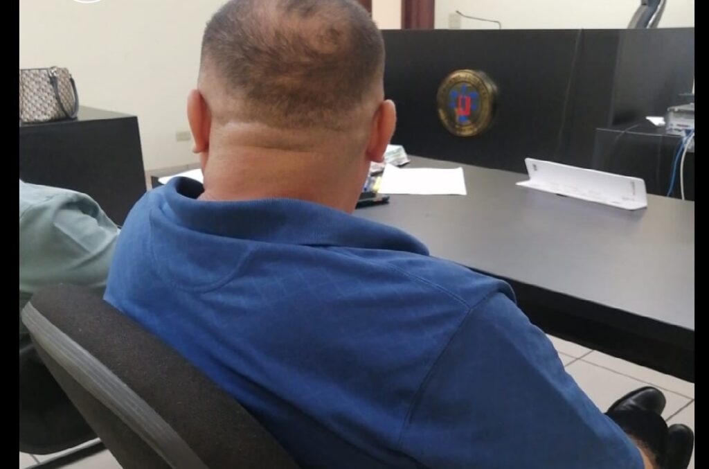 Hombre dejó de pagar cuota alimenticia para su hija durante 8 años y acumula $5,270: Pagará en 105 meses