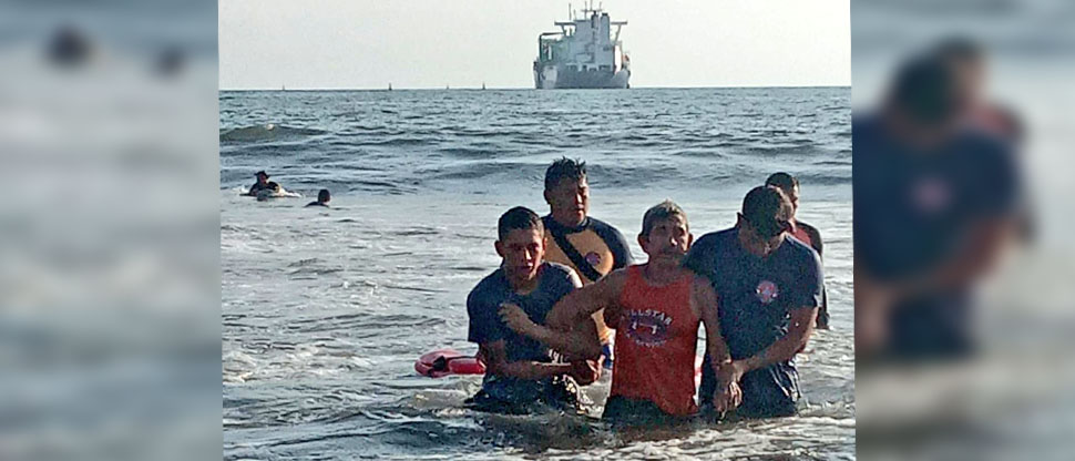 Rescatan a hombre borracho que fue arrastrado por una corriente marina en una playa de Sonsonate