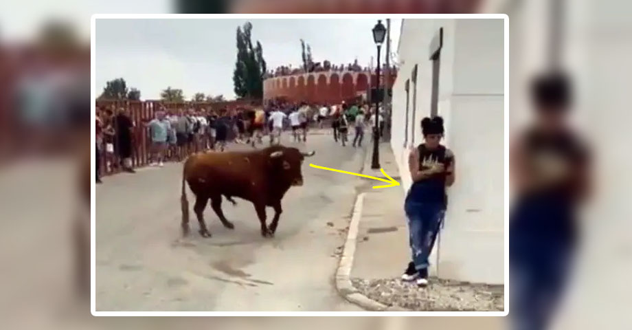 Mujer se distrae con su teléfono y es embestida por un toro durante un “encierro” en España