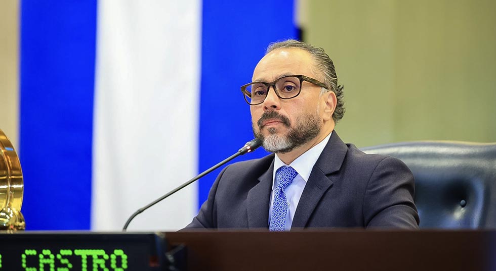 Ernesto Castro gira instrucciones para que todo el personal de la Asamblea presente nuevamente su constancia de antecedentes