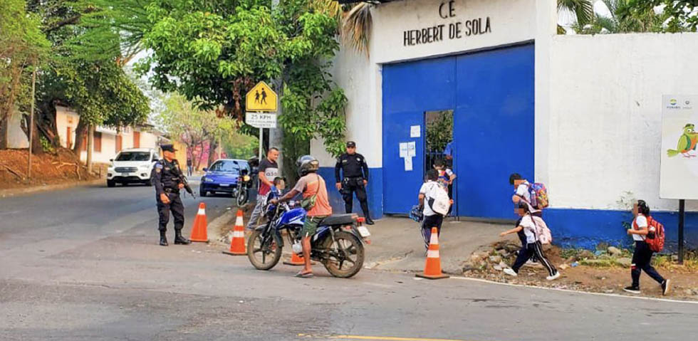 Policías garantizan la seguridad en escuelas de todo el país
