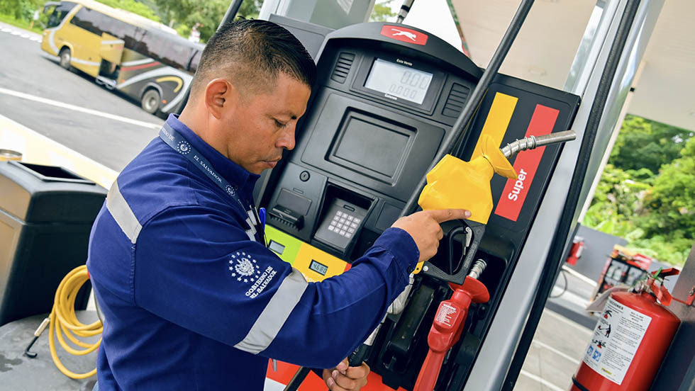 Autoridades inspeccionan gasolinera para garantizar calidad y cantidad exacta en combustibles