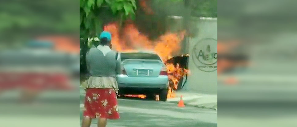 Conductor pasa momentos de angustia al ver que su vehículo se incendia