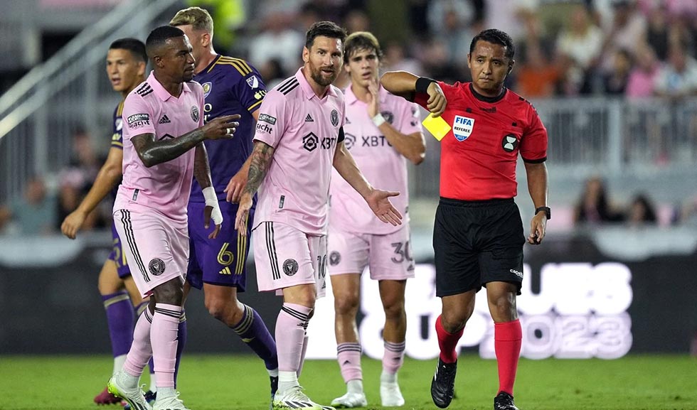 Critican al salvadoreño Iván Barton por no haber expulsado a Messi