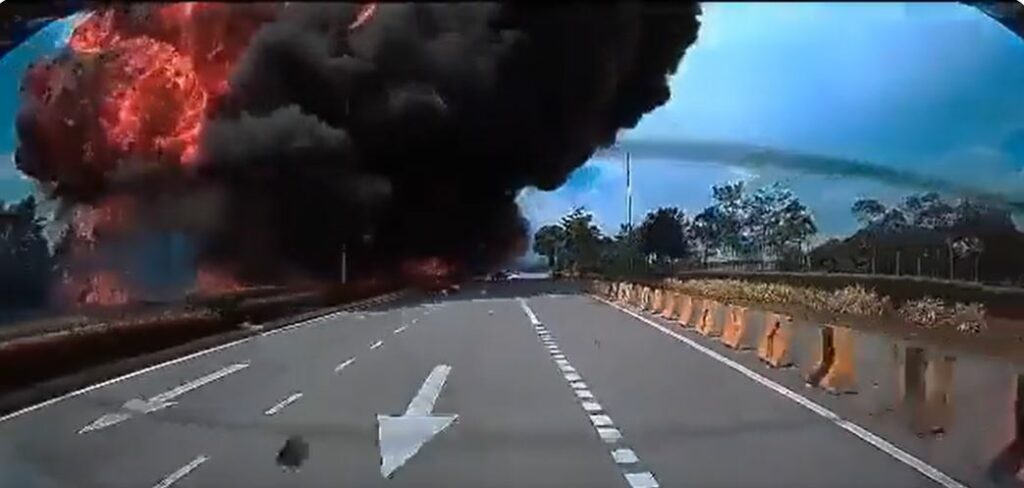 Captan el momento en que un avión privado de estrella en autopista de Malasia (VIDEO)